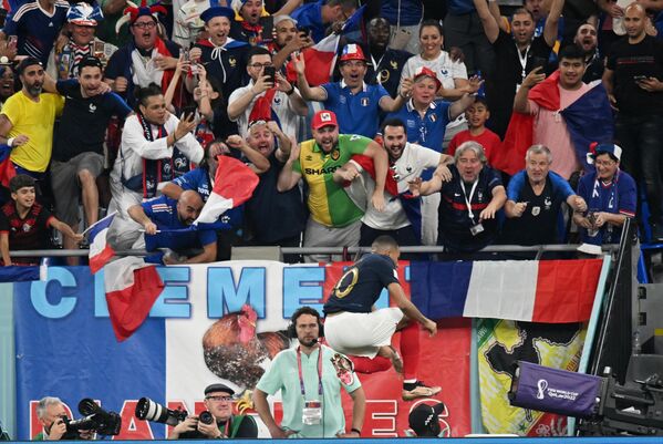 کیلیان امباپه فرانسوی پس از گلزنی در بازی مرحله گروهی جام جهانی بین فرانسه و دانمارک - اسپوتنیک ایران  