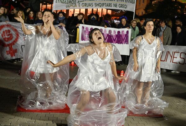راهپیمایی در مرکز آتن به مناسبت روز جهانی مبارزه با خشونت علیه زنان - اسپوتنیک ایران  