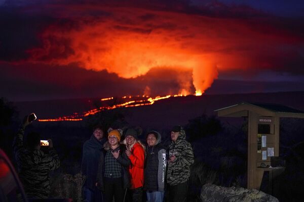 ساکنان منطقه هیلو در مقابل فوران گدازه از آتشفشان Mauna Loa هاوایی 30 نوامبر 2022 - اسپوتنیک ایران  