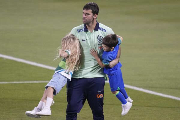 آلیسون دروازه بان برزیل با دخترش هلنا و پسرش متئو پس از یک جلسه تمرینی در ورزشگاه گرند حمد در دوحه قطر، سه شنبه، 29 نوامبر 2022 - اسپوتنیک ایران  