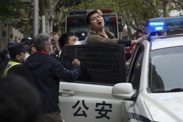 دستگیری یک معترض در چین در جریان تظاهرات علیه تصمیمات ضد کرونایی 27 نوامبر 2022 - اسپوتنیک ایران  