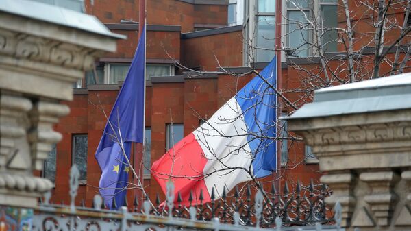 Государственный флаг Франции и флаг Евросоюза над зданием посольства Франции в Москве - اسپوتنیک ایران  