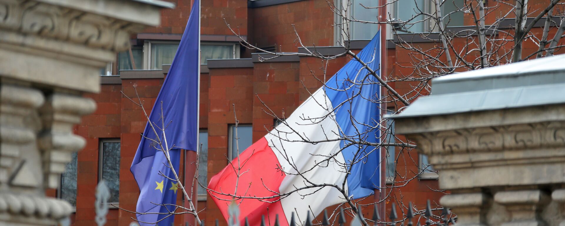 Государственный флаг Франции и флаг Евросоюза над зданием посольства Франции в Москве - اسپوتنیک ایران  , 1920, 04.12.2022