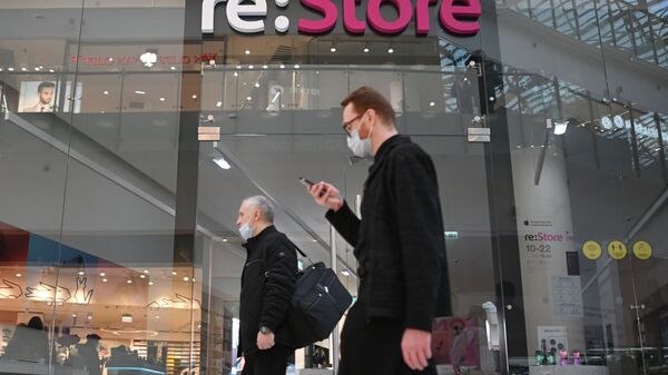 Люди у фирменного магазина техники Apple re:Store в Москве - اسپوتنیک ایران  