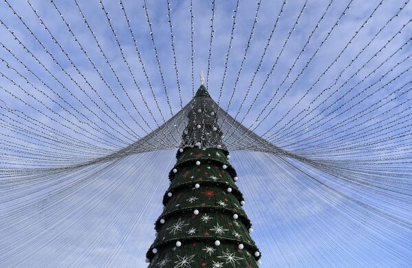 درخت کریسمس اصلی تزئین شده در نزدیکی رودخانه کازانکا در کازان - اسپوتنیک ایران  