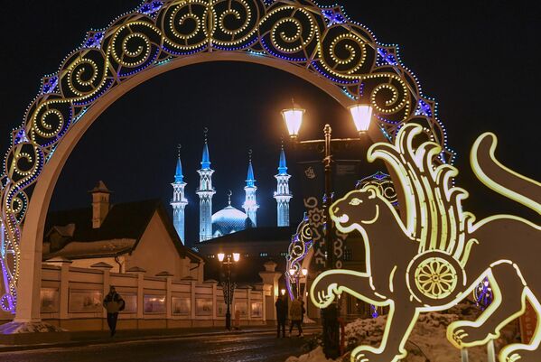 خیابان تزئین شده برای سال نو در نزدیکی کرملین کازان - اسپوتنیک ایران  