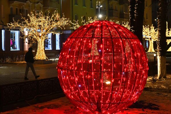 تزئینات سال نو در عابر پیاده در خیابان دزرژینسکی در مرکز کراسنویارسک - اسپوتنیک ایران  