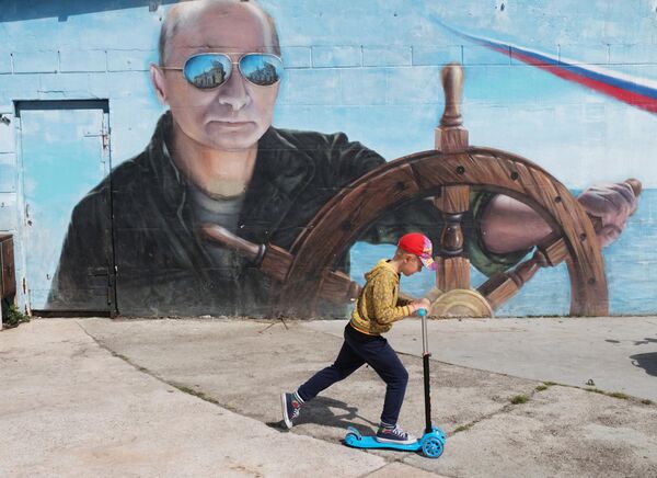 نقاشی دیواری  ولادیمیر پوتین، رئیس جمهور روسیه در شهر یالتا در کریمه - اسپوتنیک ایران  