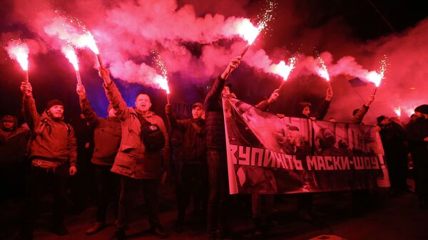 Участники акции против полицейского произвола Бандера, вставай! у здания МВД в Киеве - اسپوتنیک ایران  