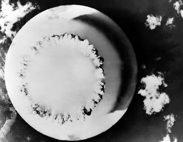 انفجار هسته ای در طول عملیات ایالات متحده در اقیانوس آرام، 1946 این قاب از یک هواپیمای بدون سرنشین که بر فراز مرکز انفجار در حال پرواز بود گرفته شده است 25 ژوئیه 1946 - اسپوتنیک ایران  