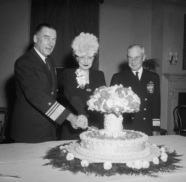 دریاسالار ویلیام اچ پی. بلندی و همسرش در کنار دریاسالر فرانک جی لوری در حال بریدن کیک ابر قارچی Operation Crossroads - اسپوتنیک ایران  