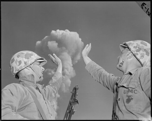 سربازان پوت و ویلسون در حال ژست گرفتن بهمراه یک قارچ اتمی حین تمرین Desert Rock IV  - اسپوتنیک ایران  