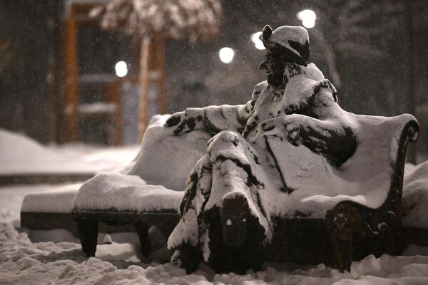مجسمه ای پوشیده در برف در میدان &quot;مانژنایا&quot; در نزدیکی میدان سرخ مسکو - اسپوتنیک ایران  