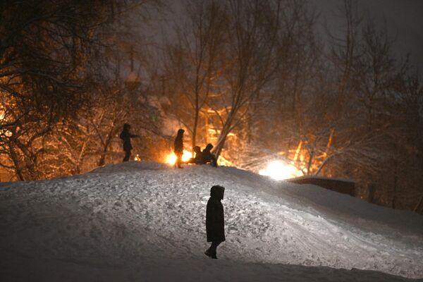 کودکان در حال برف بازی در مسکو - اسپوتنیک ایران  