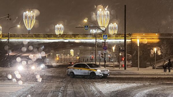 حرکت خودروها در زمان این بارش برف کمی به سختی انجام می شد - اسپوتنیک ایران  