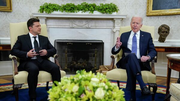 Владимир Зеленский и Джо Байден в кабинете Белого дома в Вашингтоне - اسپوتنیک ایران  