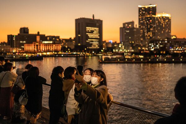 مردم در حال گرفتن عکس در اوسانباشی در یوکوهاما10 دسامبر 2022 - اسپوتنیک ایران  