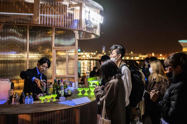 یک بارمن در حال سرو نوشیدنی در پارکی در یوکوهاما10 دسامبر 2022 - اسپوتنیک ایران  