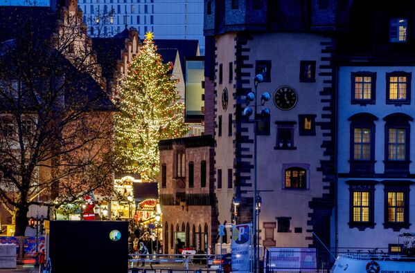 کاج نورانی بازار کریسمس در بین ساختمان‌های فرانکفورت، آلمان، به تصویر کشیده شده است. - اسپوتنیک ایران  
