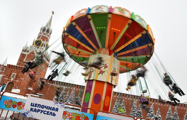 باز دیدکنندگان بازار کریسمس  در &quot;میدان سرخ &quot; مسکو ، روسیه چرخ و فلک سواری می کنند. - اسپوتنیک ایران  