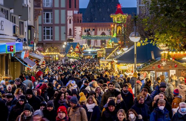 مردم در خیابان کوچکی بین بازار کریسمس و خیابان اصلی خرید در فرانکفورت، آلمان قدم می زنند. - اسپوتنیک ایران  
