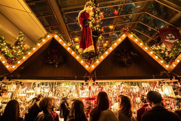 مردم از یک بازار کریسمس در منطقه روپونگی توکیو، ژاپن  بازدید می کنند. - اسپوتنیک ایران  