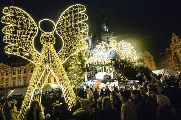 تصویری از  بازار کریسمس و تزئینات میدان قدیمی شهر،  پایتخت چک در پراگ . - اسپوتنیک ایران  