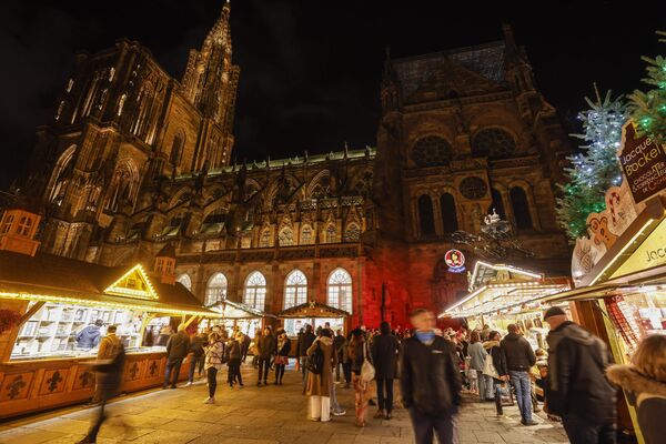 بازدیدکنندگان در بازار کریسمس استراسبورگ،  فرانسه، یکی از قدیمی ترین و بزرگ ترین بازارهای کریسمس در اروپا، قدم می زنند.  - اسپوتنیک ایران  