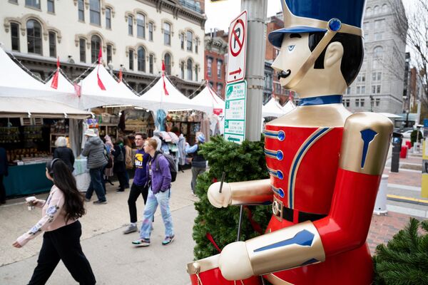 مردم مشغول خرید هدایای کریسمس در هالیدی مارکت  در مرکز شهر واشنگتن ، آمریکا هستند. - اسپوتنیک ایران  