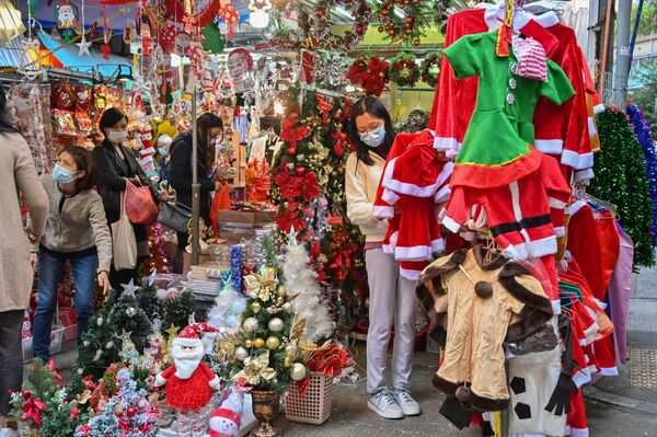 مردم در حین خرید لوازم کریسمس در یک بازار در هنگ کنگ هستند. - اسپوتنیک ایران  