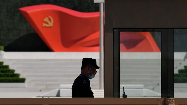A security guard stands near a sculpture of the Chinese Communist Party flag at the Museum of the Communist Party of China on May 26, 2022, in Beijing. - اسپوتنیک ایران  