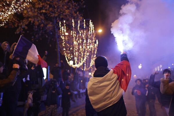 یکی از هواداران فرانسه پس از پیروزی فرانسه مقابل مراکش در نیمه نهایی جام جهانی 2022 قطر - اسپوتنیک ایران  