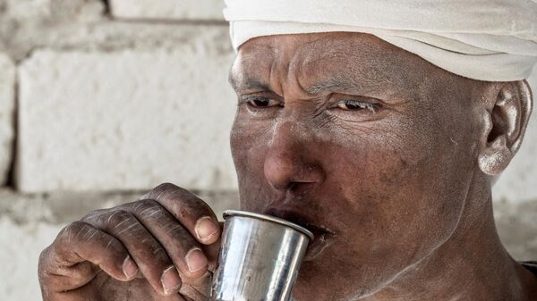 Рабочий пьет чай в карьере по добыче известняка Белая гора недалеко от египетского города Минья - اسپوتنیک ایران  