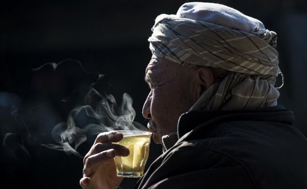 یک مرد افغانستانی در 11 ژانویه 2014 یک لیوان چای را در یک مغازه لوازم یدکی وسایل نقلیه دست دوم در کابل می نوشد. با فرا رسیدن زمستان در سراسر آسیای مرکزی، بسیاری از افغانستانی ها برای تهیه غذا و سرپناه کافی برای خانواده های خود تلاش می کنند. - اسپوتنیک ایران  