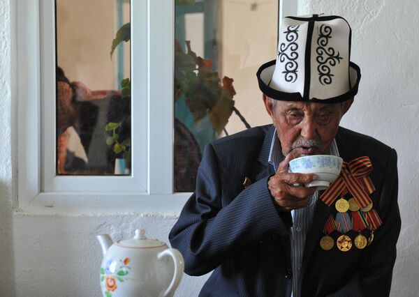 تصویری که در 7 می 2015 گرفته شده است،  سرباز سابق جنگ جهانی دوم، 93 ساله را نشان می دهد که در خانه خود در روستای توک-بای، حدود 20 کیلومتری بیشکک، پایتخت قرقیزستان، در حال نوشیدن چای است. سردار آکیل بیکوف از سال 1941 تا 1943 در لشکر 214 پیاده نظام خدمت کرد. اصالتاً قرقیزستانی بود و در جبهه بلگورود جنگید. قرقیزستان هفتادمین سالگرد پیروزی متفقین بر آلمان نازی در جنگ جهانی دوم را در 9 می جشن می گیرد. - اسپوتنیک ایران  