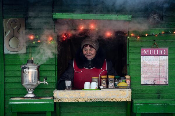 فروشنده چای در کافه ای کنار جاده  در استان نووگورد، روسیه  - اسپوتنیک ایران  