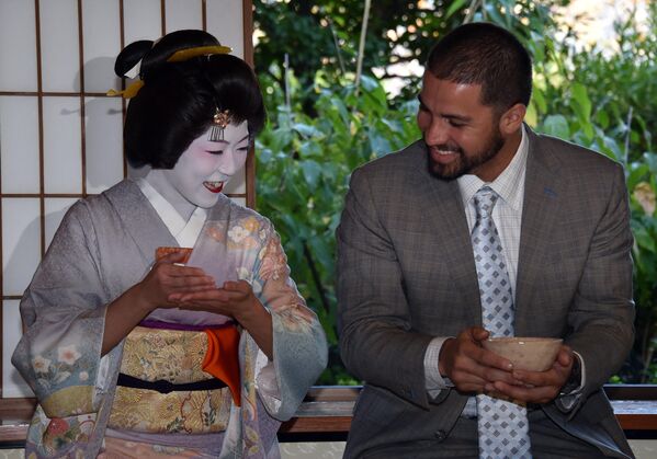 هکتور سانتیاگو  نحوه نوشیدن چای سبز ژاپنی را از یک دختر ژاپنی در طی مراسمی در توکیو در 14 نوامبر 2014 می آموزد. همه ستارگان لیگ برتر بیسبال (MLB) برای بازی با ژاپنی ها در توکیو هستند. - اسپوتنیک ایران  