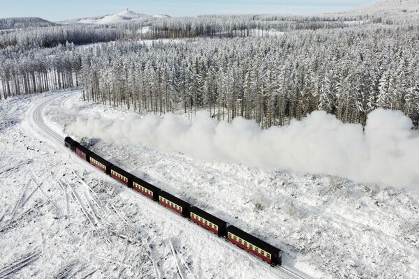 یک قطار در حال حرکت از میان منظره ای پوشیده از برف در کوه های هارتز در آلمان12 دسامبر 2022 - اسپوتنیک ایران  