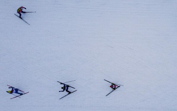 اسکی بازان در یکی از پیست های مجموعه اسکی &quot;Tirvas&quot; (اسکی کراس کانتری) در کیروفسک12 دسامبر 2022 - اسپوتنیک ایران  