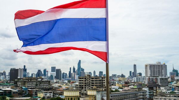 Skyline of Bangkok behind the Flag of Thailand - اسپوتنیک ایران  
