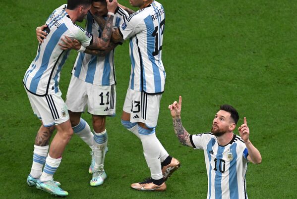 شادی بازیکنان تیم ملی آرژانتین پس از گلزنی در دیدار فینال جام جهانی بین تیم های ملی آرژانتین و فرانسه - اسپوتنیک ایران  