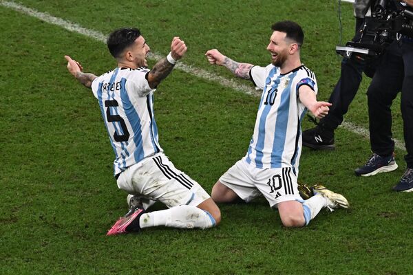 لیونل مسی، مهاجم شماره 10 آرژانتین، پس از پیروزی در فینال جام جهانی با هافبک آرژانتین، لئاندرو پاردس، جشن می گیرد - اسپوتنیک ایران  