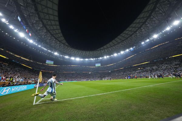 لیونل مسی آرژانتینی در جریان بازی فینال فوتبال جام جهانی بین آرژانتین و فرانسه در ورزشگاه لوسایل در لوسیل قطر، یکشنبه، 18 دسامبر 2022 - اسپوتنیک ایران  