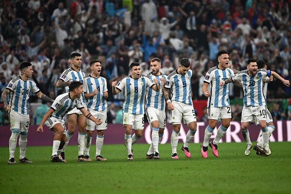 بازیکنان آرژانتین در حال شادی پس از به ثمر رسیدن پنالتی یکی از بازیکنان این تیم - اسپوتنیک ایران  