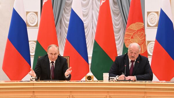Президент РФ Владимир Путин и президент Беларуси Александр Лукашенко во время встречи в Минске в расширенном составе - اسپوتنیک ایران  