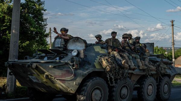 Украинские солдаты едут на танке по дороге в Донецкой области - اسپوتنیک ایران  