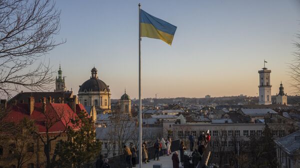Украинский флаг на смотровой площадке Львова. Архивное фото - اسپوتنیک ایران  