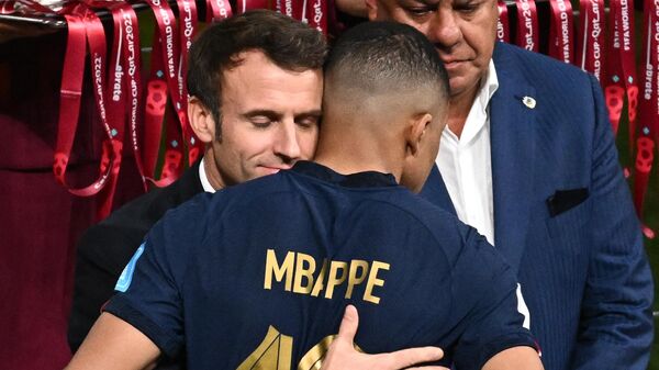 Игрок сборной Франции Килиан Мбаппе и президент Франции Эмманюэль Макрон на церемонии награждения победителей чемпионата мира по футболу в Катаре - اسپوتنیک ایران  