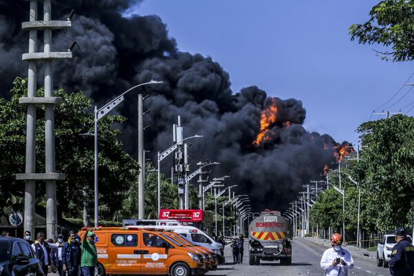 دود سیاه ناشی از آتش سوزی در یک انبار هیدروکربن در Barranquilla، کلمبیا21 دسامبر 2022 - اسپوتنیک ایران  