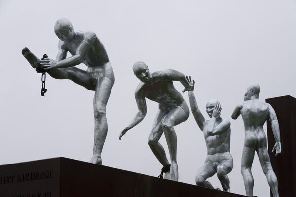 کلاو، بنای یادبود برده‌داری، اثر الکس داسیلوا، در روتردام، هلند 19 دسامبر 2022  - اسپوتنیک ایران  